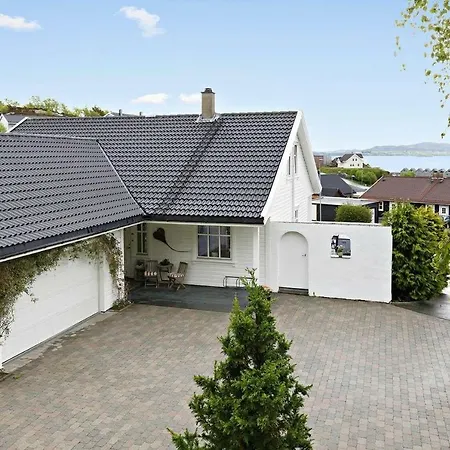 Family House Close To The Mosterhamn